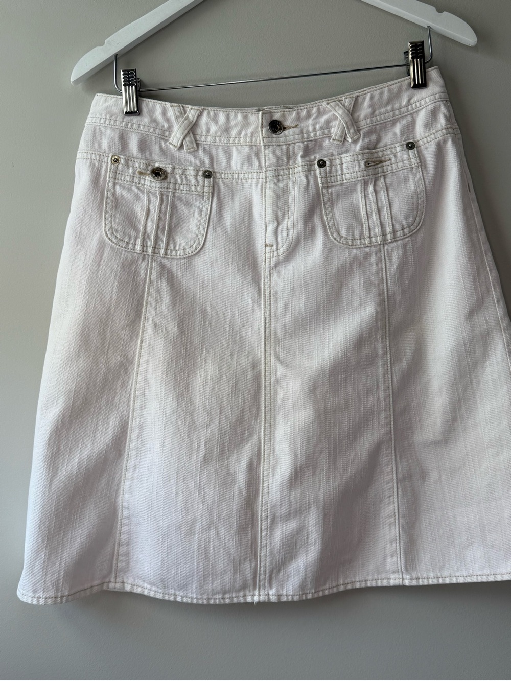 Y2K Banana Republic Women’s White A-line Denim Skirt